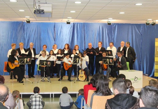 Máis de 250 veciños e veciñas ateigaron o centro cultural de Sigüeiro durante a sexta edición do concerto de panxoliñas